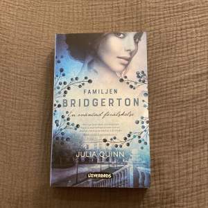 Andra boken i Familjen Bridgerton serien. Aldrig läst, helt nytt skick.  (Frakten ingår inte, kostar olika) Snälla klicka inte på ”köp nu”💗