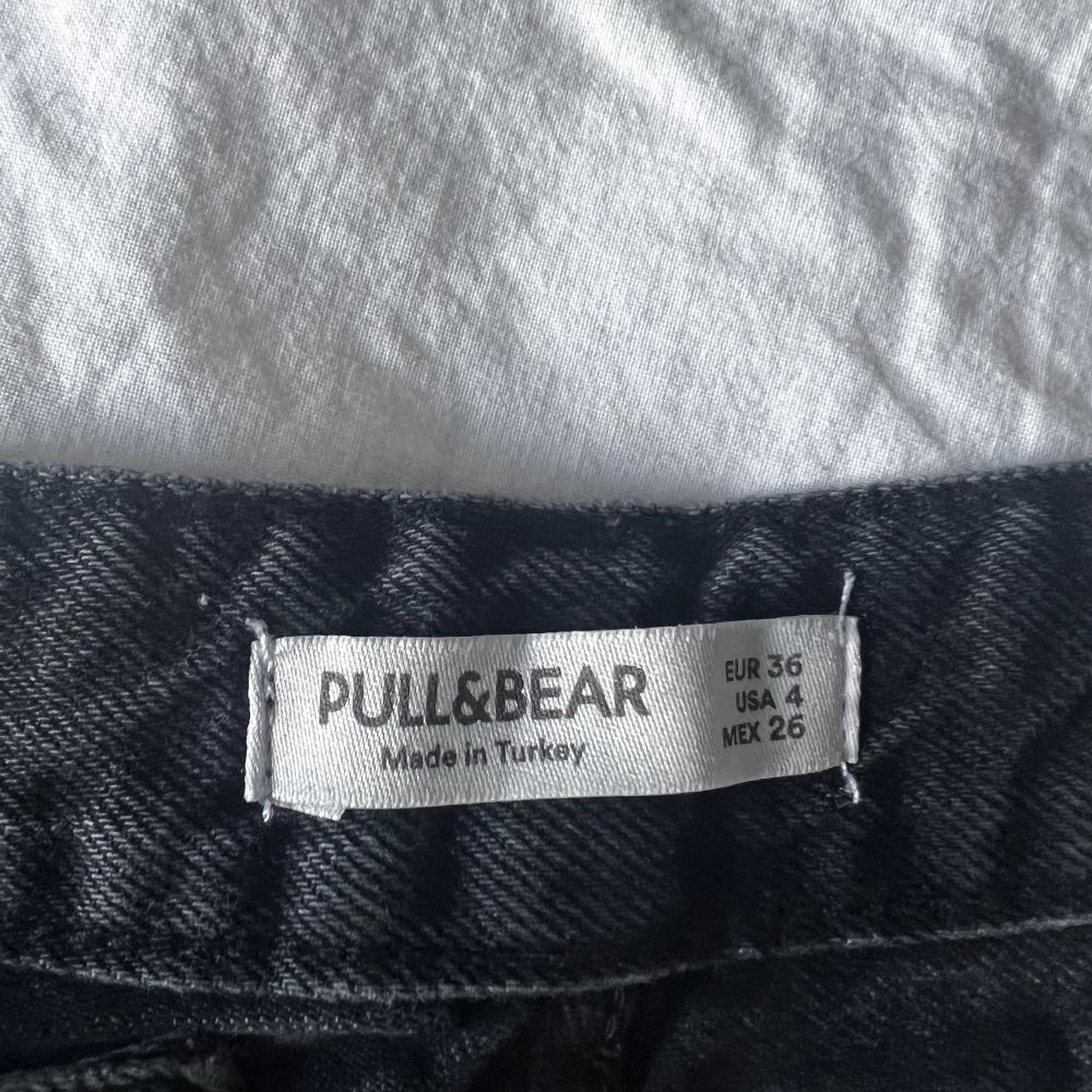 Jättesnygga jeans med slits från Pull & bear. Använd endast fåtal gånger. Första bilderna är lånade.. Jeans & Byxor.