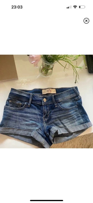 Shorts - Jeansshorts från hollister i strl waist 26.  Skulle säga att de motsvarar S. Knappt använda så fint skick! 💙