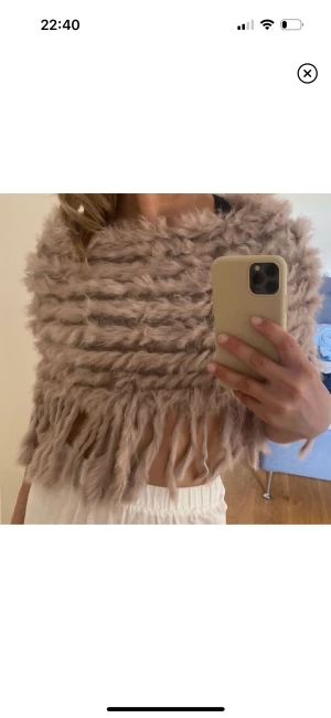 Päls poncho - Päls i ljusrosa/beige färg. Knappt använd så fint skick! 💓 köpt för ca 500kr