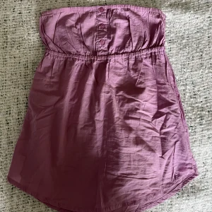 Somrig tubtopp  - Gullig rosa tubtopp, perfekt till våren och sommaren! Aldrig använd, det står stolek xs på tröjan men för mig som vanligtvis har storlek xs satt den lite löst upptill så skulle säga mellan storlek xs och s, den är även stretchig där uppe!
