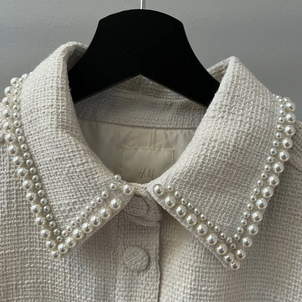 Vit skjortjacka med pärlor på kragen från H&M. Använd sparsamt så därmed i fint begagnat skick.. Jackor.