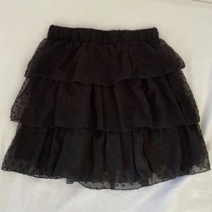 Svart volangkjol  - Jättefin svart volangkjol. Mer information och bilder på plagget finns i annan annons i profilen. Lägger ut igen för fri frakt!💞