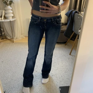 Lågmidjade utsvängda jeans  - Säljer dessa super unika och fina lågmidjade utsvängda jeansen!!💞💞 så coola o passar till allt. Midjemått 38cm, innerbenslängden 80cm
