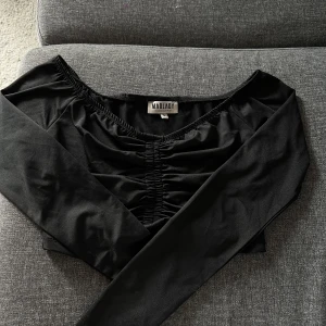 Croptop - Offshoulder croptop från Madlady. Använd sommaren 2019 sedan dess har den bara legat, i bra skick.