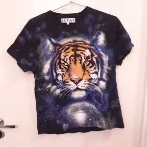 Svart t-shirt men tiger tryck från Stay i storlek XS. I gott skick. Säljer för 100 kr + frakt.