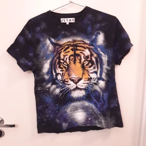 T-shirt - Svart t-shirt men tiger tryck från Stay i storlek XS. I gott skick. Säljer för 100 kr + frakt.