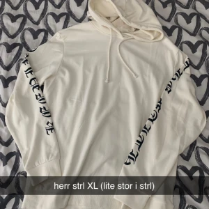 hoodie oanvänd - vit hoodie med tryck på ärmarna som är oanvänd då det var fel strl för sambon. storlek står på bilden! pris är diskuterbart! 