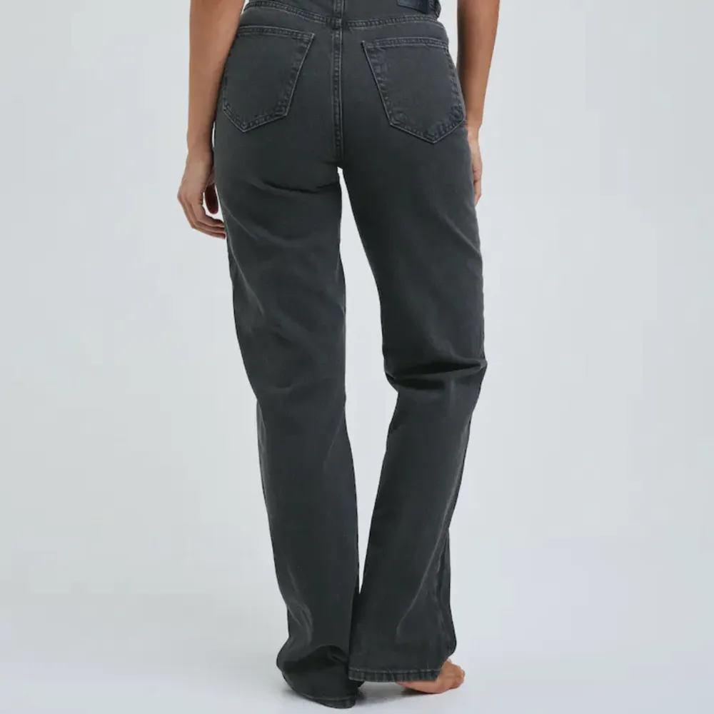 Säljer ett par oanvända 90s straight jeans från BikBok. High waist. Svarta och är samma som på bilden. Märke: BikBok Strl: W26 / L32  Ord pris: 599. Jeans & Byxor.