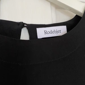 Rodebjer Candice klänning storlek xs - Klänning från Rodebjer i modell Candice i fint skick.  Klänningen har dolda fickor i sidorna och fint fall.  Storleken är XS, men även S kan ha den.  Skickar spårbart. 
