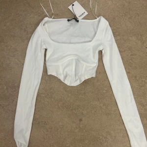 Topp - Jätte skönt topp från pull & bear som är aldrig använt. Pris kan diskuteras. Lappen kvar