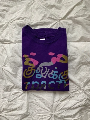 Lila t-shirt  - Lila t-shirt med tryck, inte speciellt stretchigt material. Men i fint skick🤍