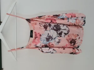 Linne stl XS - Romantiskt sommarlinne i stl xs.  Som nytt.  