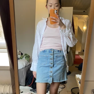 Jeanskjol  - Jättesnygg jeanskjol med fickor fram och lite slitningar, nyskick!