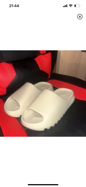Yeezy slides - Säljer dessa yeezy slides då de inte riktigt är min smak och dom är lite för små, skulle säga att Dom passar som 40. Tyvärr ingen box