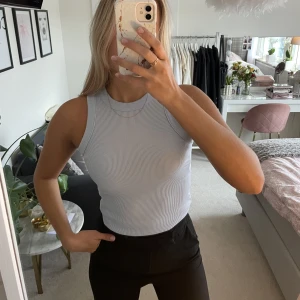 Ljusblått linne  - Ljusblått linne från bohoo, använt vid Max 5 tillfällen. Så snyggt under en kavaj eller bara som det är till våren och sommaren 🌸 storlek S☺️