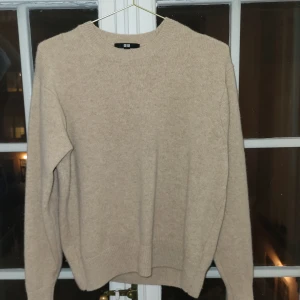 Uniqlo stickad tröja - Schysst oanvänd uniqlo tröja