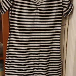 Tunika  - Tunika färg svart o vit randig 