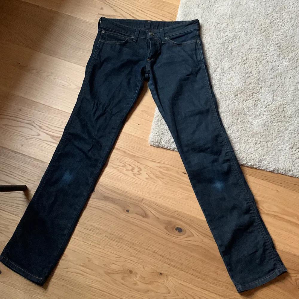 Säljer mina vintage wrangler bootcut low waist jeans pga det är för små, midjemått mått är 38 cm rakt över och 80 cm runt om, storlek är w27 men de är uttöjda, innerbenslängd är 76 cm🫶 Skriv ifall du har frågor. Jeans & Byxor.