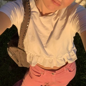 T-shirt med volang - Snygg T-shirt med volang längst ner från zara. Supersnygg men använder tyvärr inte längre. Skriv för fler bilder💗💗