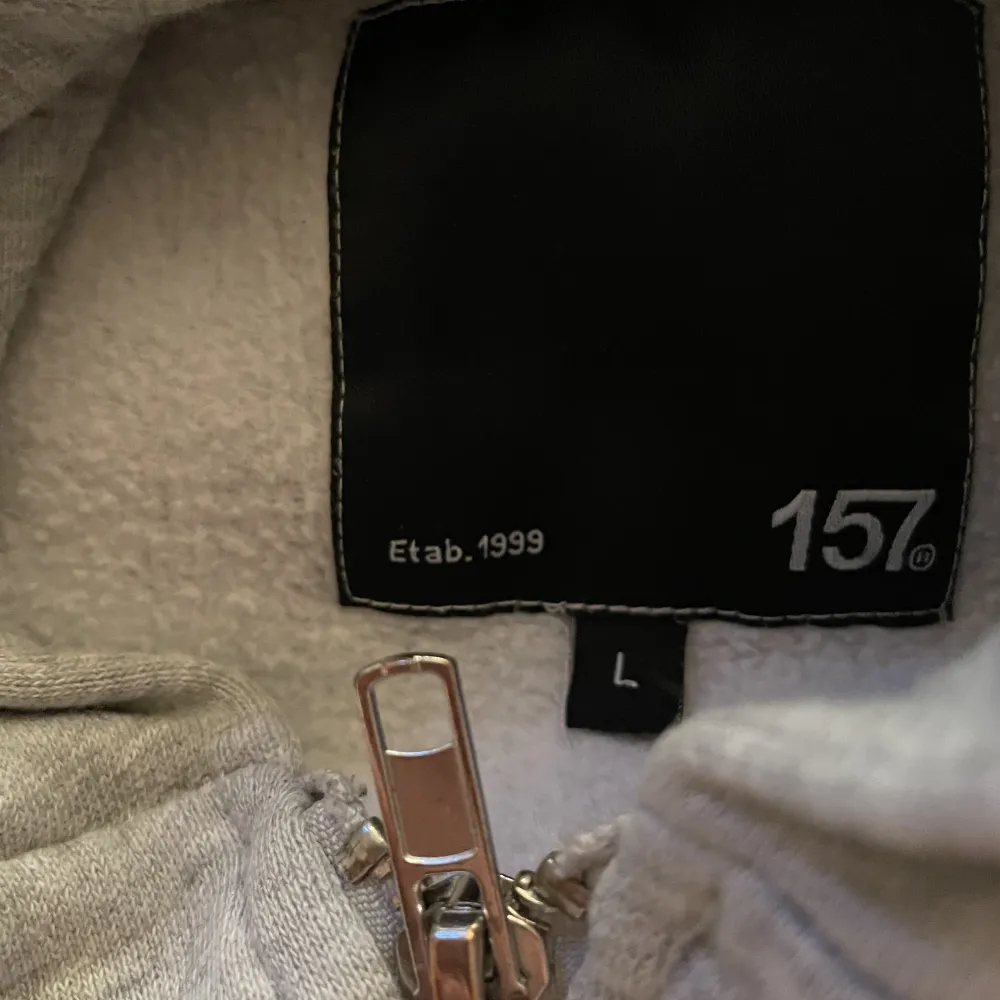 Superskön zip hoodie i nyskick från lager 157, storlek L. Hoodies.