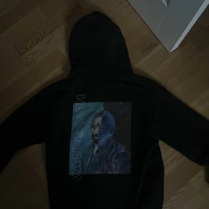 Hoodie med tryck  - Svart hoodie med tryck i storlek xs. Köpt från asos, nypris runt 600 kr säljer för 150  Skriv privat för fler bilder eller andra funderingar!☺️