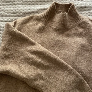 Mysig stickad tröja  - Supermysig tröja från hm med högre krage. Nyskick & i storlek S, något oversize