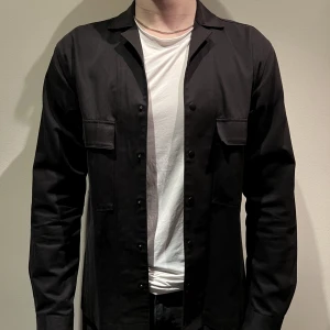 Overshirt - Svart tunnare jacka. Köparen står för frakten💞