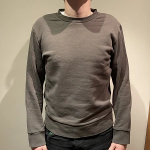 Sweatshirt  - Mörkgrön sweatshirt från A day’s march. Köparen står för frakten💞