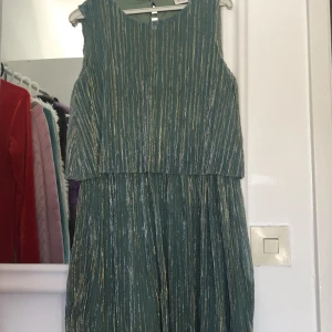 Klänning  - Oanvänd , prislapp är på  Passar 14 år eller S 