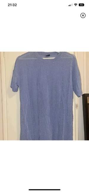 Glitter klänning  - Glitter klänning i storlek S från Gina Tricot, som en t shirt klänning i modellen 