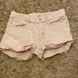 Det är ett par rosa shorts 