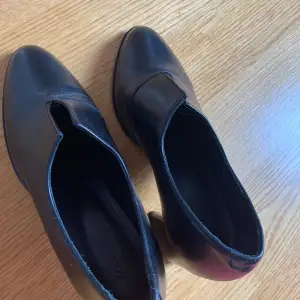 Work shoes from Rodebjer, black, a small heels.