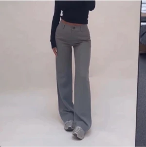 Randiga kostymbyxor  - Jag säljer mina jättefina kostymbyxor i modellen light petrol striped-levi från venderbys. Jag köpte de själv här på plick men säljer de för att de inte passade.  Pris går alltid att diskutera!💗