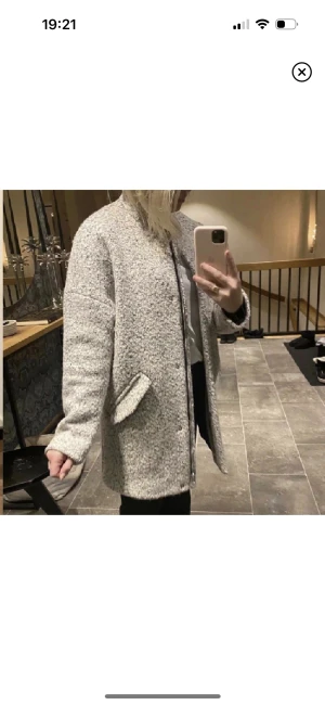 Kappa - Grå varm o skön kappa från H&M strl S, passar även xs. Sparsamt använd så fint skick! 🤎nypris 600kr