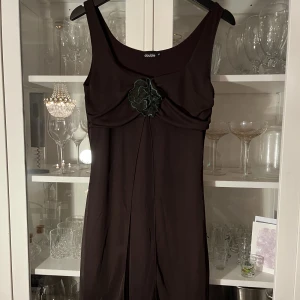 Meshklänning - Klädsam kort klänning i trendig mesh med snyggt fall. Bra skick - använd fåtal ggr. Strl M.