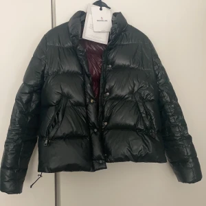 Moncler jacka - Letar nu efter någon som vill köpa min fina moncler jacka i storlek 2, Super fin mörkgrön färg med vinrött på insidan!  Perfekt som vårjacka Jätte fint skick!  Medföljer tags! Och prislappen från köp Öppen för byten! Pris kan diskuteras vid snabb affär!