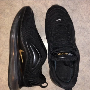 Nike skor - Säljer ett par Nike Air Max 720 i storlek EU40. De är använda några gånger men är helt rena utan skador. Köpte de för cirka 2700kr men säljer de för 500kr. Pris kan diskuteras. Dessa skor passar allt och är bekväma. 