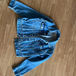 Jeansjacka stl 150 - Jeansjacka i fint skick.