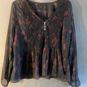 Söt genomskinlig blus - Säljer denna söta genomskinliga toppen. 