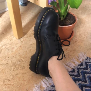 Dr Martens Bex - Dr Martens Bex strl 40. Säljer pga använder inte! Bra skick, några små märken längst fram på skon. 