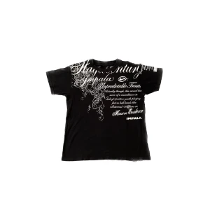 Impala crossover tee (M) - 50 Archive Plick💛 Märke: Impala | Size: M | Uppmötningar sker vid sickla udde. Skriv till oss vid ytterligare frågor gällande kläder eller annat❤️