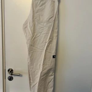 SWEET SKTBS, BYXA SURFER - Fina byxor åt chinos hållet. Loose Fit. Nypris 599kr
