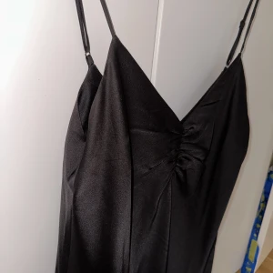 Siden klänning  - Svart siden klänning, använd fåtal gånger