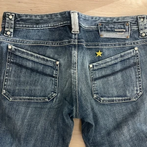 Lågmidjade jeans Diesel - Supersnygga lågmidjade, straight leg jeans från Diesel i storlek 30❤️ De är tyvärr lite för små för mig som brukar ha ungefär storlek 30 i midjemått dock. De är ganska långa så passar även längre personer💕
