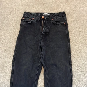Jeans! - Jag säljer mina svarta jeans från na-kd. De är knappt använda och har inga fläckar osv. Storlek 32 men passar som 34 också. Köpte för 499 kr och Säljer billigt då jag bara vill bli av med dom💗💗 OBS frakt ingår inte i priset!!