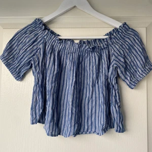 Bershka topp - Kort topp från märket Bershka. Använd fåtal gånger så är i bra skick. Resår både rund ärmar samt vid ”toppdelen” för användning som en off-shoulder topp. 