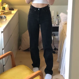 Snygga jeans🖤 - Weekday jeans i modellen rowe i storlek 24/32🖤 skitsnygga men kommer inte till användning hos mig🙃
