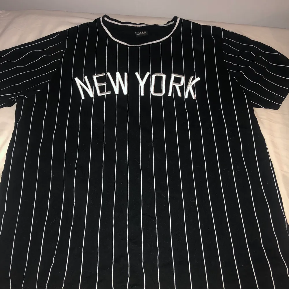Randig New York T-shirt storlek L. T-shirts.