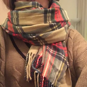 Supermjuk rutig halsduk med fransar - Supermjuk rödgrönbeige rutig halsduk med fransar köpt på Yesstyle från koreanska märket Ffion. Helt oanvänd och nyköpt från 2021, men färgen var inte alls vad jag förväntade och därför säljer jag vidare. Annars var kvalitén över förväntning🧸. Materialet är 100% akryl samt storleken 70x190cm.